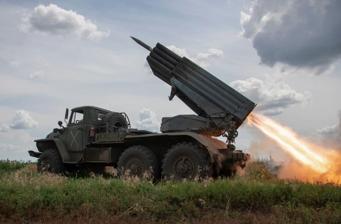 Mặc dù vũ khí mặt đất của phương Tây có lợi thế về thông tin, hỏa lực và hiệu suất phòng thủ; nhưng dưới sự tấn công mãnh liệt của pháo binh, UAV tự sát, mìn chống tăng, tên lửa chống tăng xách tay và trực thăng vũ trang, thì hiệu suất của vũ khí mặt đất phương Tây không thể so sánh được với vũ khí Nga.