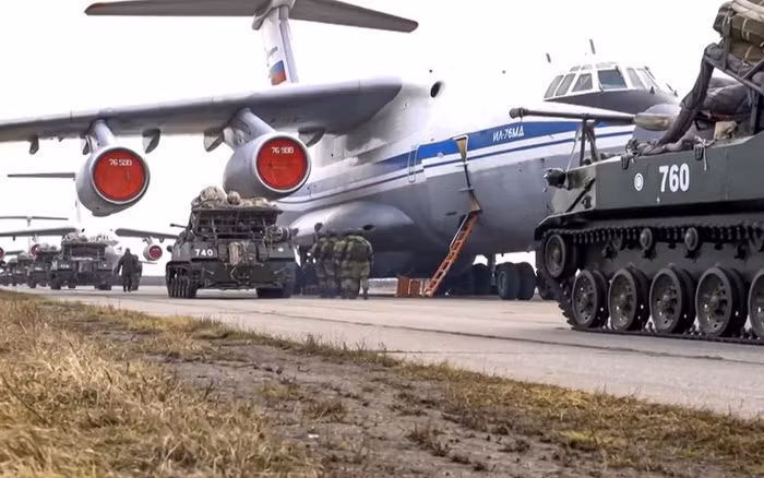 Mặc dù thư ký báo chí của Tổng thống Putin nhấn mạnh rằng, tất cả các lập luận về cuộc tấn công được cho là của Nga vào Ukraine là sai; mặc dù phía Nga công bố sẽ bảo vệ công dân Nga trong vùng lãnh thổ nước cộng hòa Donetsk (DNR) và Lugansk (LNR) tự xưng.