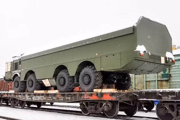 Trong một hành động trước đó, Nga đã đưa ít nhất khoảng một lữ đoàn tên lửa đạn đạo tấn công mặt đất Iskander về biên giới Ukraine; số lượng này khá đủ, để đối đầu trước mắt với các lực lượng của NATO và Quân đội Ukraine nếu có những phiêu lưu về quân sự.