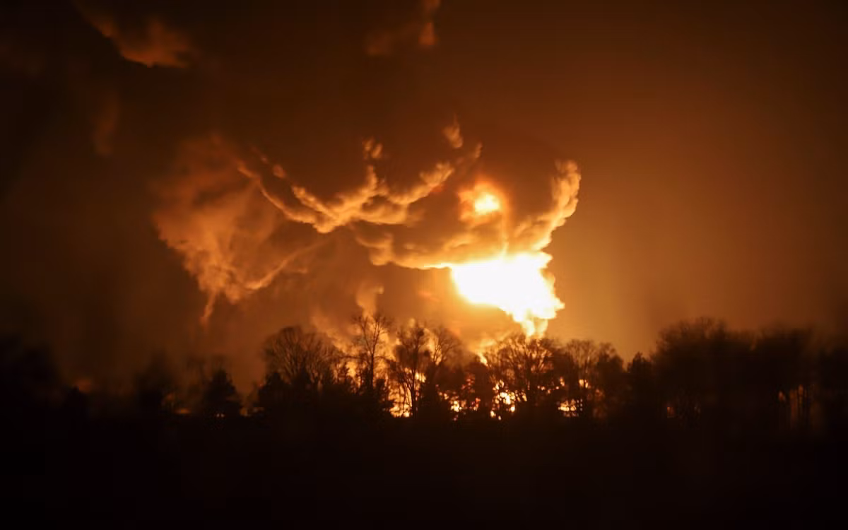 Quân đội Nga đã công bố tiến độ tiến quân xung quanh thành phố trọng điểm Mariupol ở đông nam Ukraine. Bộ Quốc phòng Nga cho biết, lực lượng dân quân Donetsk thân Nga, đã thu hẹp vòng vây thành phố Mariupol và giành quyền kiểm soát một số khu dân cư. 