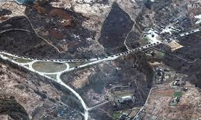 Phát ngôn viên Bộ Quốc phòng Mỹ John Kirby nói trong một cuộc họp báo của Lầu Năm Góc rằng, hàng trăm đoàn xe bọc thép của Nga đang tiến về phía Kyiv, hiện đang “bị đình trệ” trên đường và Quân đội Nga không đạt được tiến bộ nào đáng chú ý trong 72 giờ qua.