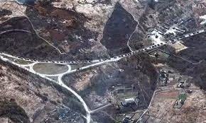 Phát ngôn viên Bộ Quốc phòng Mỹ John Kirby nói trong một cuộc họp báo của Lầu Năm Góc rằng, hàng trăm đoàn xe bọc thép của Nga đang tiến về phía Kyiv, hiện đang “bị đình trệ” trên đường và Quân đội Nga không đạt được tiến bộ nào đáng chú ý trong 72 giờ qua.