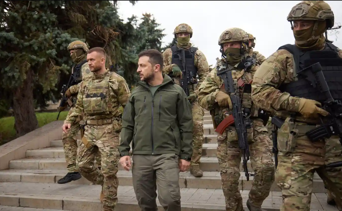 Trong khi đó, tại cuộc gặp với Tổng thống Ukraine Zelensky, các quan chức chính quyền Mỹ là ông John Finer, Phó cố vấn an ninh quốc gia thứ nhất; Wendy Sherman, Thứ trưởng thứ nhất Bộ Ngoại giao và Colin Cole, Phó Giám đốc phụ trách các vấn đề chính trị của Lầu Năm Góc, đã thúc giục ông rút quân khỏi Bakhmut.