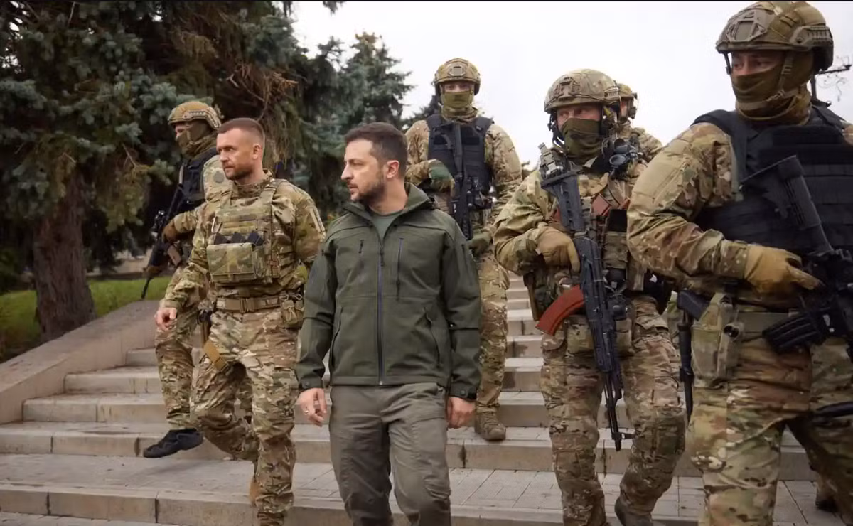 Trong khi đó, tại cuộc gặp với Tổng thống Ukraine Zelensky, các quan chức chính quyền Mỹ là ông John Finer, Phó cố vấn an ninh quốc gia thứ nhất; Wendy Sherman, Thứ trưởng thứ nhất Bộ Ngoại giao và Colin Cole, Phó Giám đốc phụ trách các vấn đề chính trị của Lầu Năm Góc, đã thúc giục ông rút quân khỏi Bakhmut.