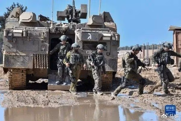 Theo hãng tin Mỹ CNN, hiện Lực lượng Phòng vệ Israel (IDF) đang nhanh chóng tập trung ở biên giới với Dải Gaza, ước tính đã tập hợp 300.000 quân, hơn 300 xe tăng và có kế hoạch sớm tiến vào Gaza từ nhiều hướng, để tiến hành các hoạt động tác chiến trên bộ. 