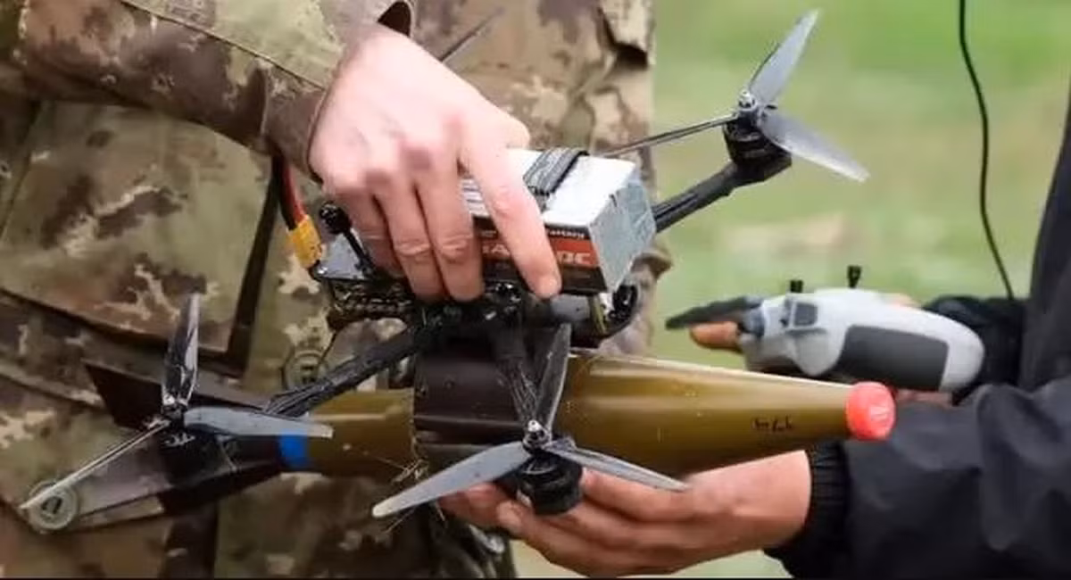 Ở Trung Đông, UAV thương mại đã được phiến quân sử dụng để thả đạn từ lâu. Đầu năm 2017, một đoạn video cho thấy, UAV của phiến quân Nhà nước Hồi giáo tự xưng IS, thả lựu đạn vào xe tăng M1 Abrams của Iraq trong trận chiến Mosul; báo trước tương lai của cuộc chiến dùng UAV. 