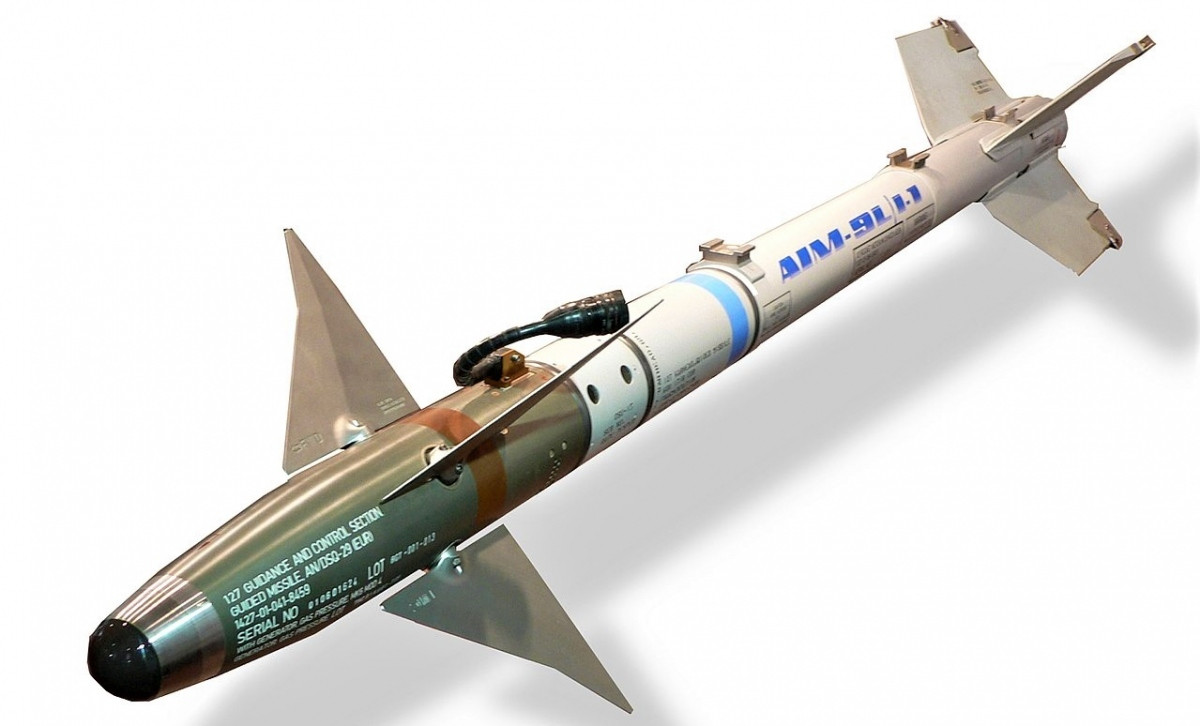 Tên lửa AIM-9 Sidewinder được đưa vào trang bị từ năm 1956 và trở thành tên lửa không đối không được sản xuất hàng loạt đầu tiên trên thế giới. Ở những phiên bản đầu tiên, AIM-9A chỉ sử dụng đầu dẫn hồng ngoại.