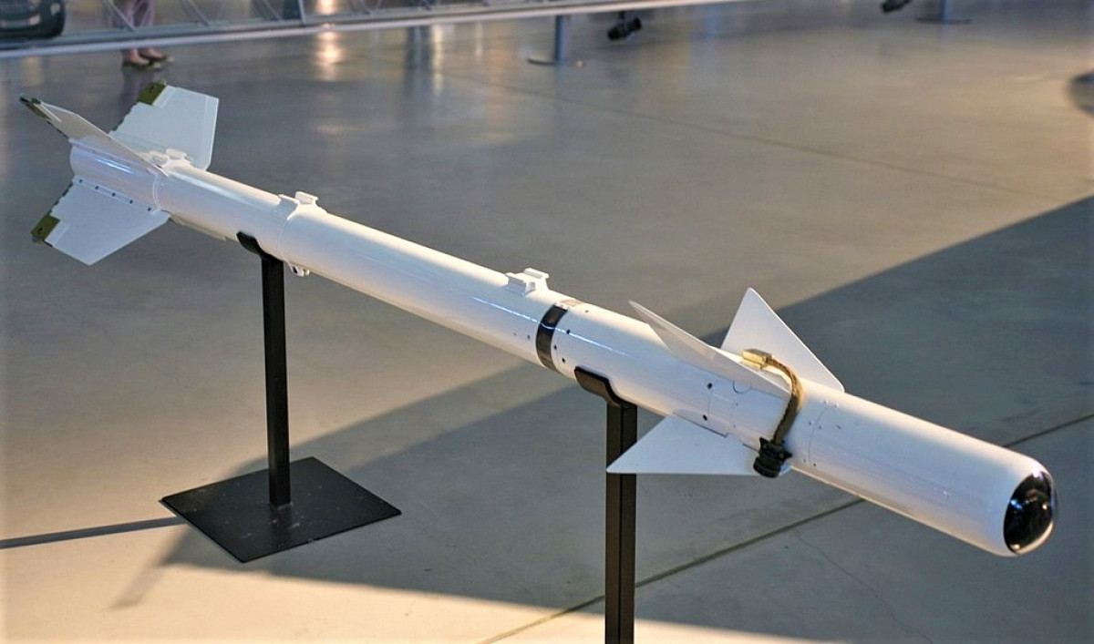 Dựa vào quả tên lửa AIM-9 “bị xịt”, các kỹ sư Liên Xô đã sao chép thành công và tạo ra tên lửa tự dẫn của riêng mình; đó chính là tên lửa tầm ngắn Vympel K-13. Vympel K-13 được đưa vào trang bị trong Không quân Liên Xô vào năm 1960, 2 năm sau khi diễn ra trận thực chiến đầu tiên của loại tên lửa này.
