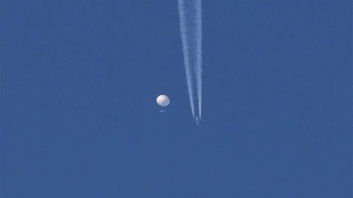 Đoạn phim cho thấy, loại tên lửa mà chiếc máy bay chiến đấu tàng hình F-22 phóng đi, chính là tên lửa không đối không tầm ngắn AIM-9X của Không quân Mỹ, đã bắn trúng một khinh khí cầu đặc biệt trên bầu trời.