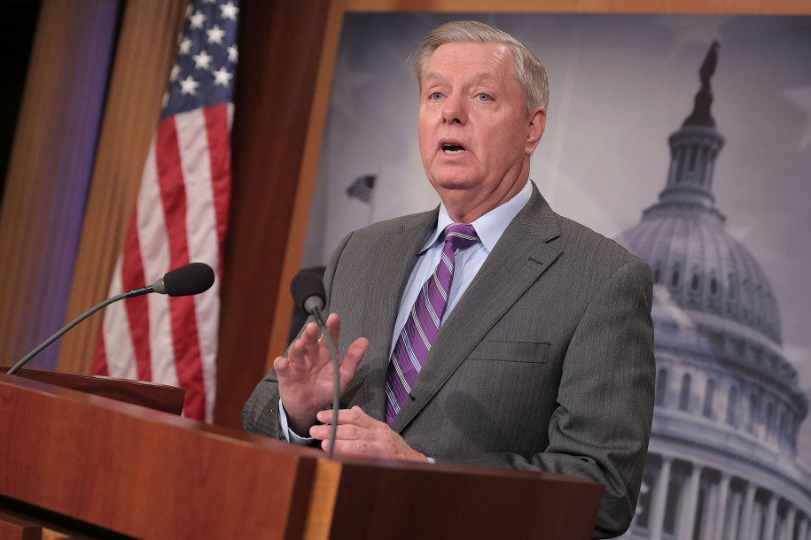 Thượng nghị sĩ Mỹ Lindsey Graham cũng kêu gọi Ukraine mở rộng phạm vi huy động quân khi ông đến thăm Kiev vào tháng 2. Ông nói: "Tôi hy vọng rằng những người đủ điều kiện phục vụ trong quân đội sẽ làm như vậy. Tôi không thể tin được (giới hạn độ tuổi) bây giờ là 27... Bạn đang chiến đấu cho cuộc sống của mình".