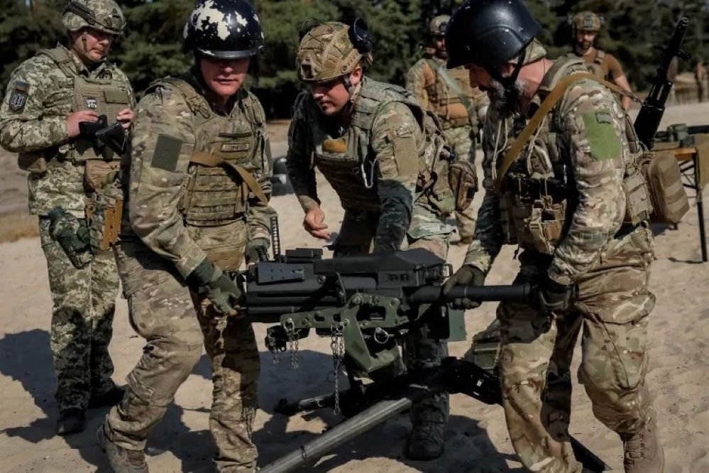 Ukraine đã trải qua tình trạng thiếu quân trong một thời gian. Tháng 2/2022, sau khi xung đột giữa Nga và Ukraine nổ ra, Ukraine tuyên bố thiết quân luật và sau đó bắt đầu huy động dân thường tham gia chiến tranh. Theo thiết quân luật, đàn ông Ukraine trong độ tuổi từ 18 đến 60 bị cấm rời khỏi đất nước.