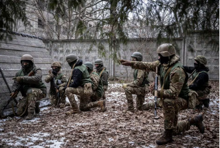 “Cần phải tính đến thực tế là con người không phải là robot, họ kiệt sức về thể chất và tâm lý…ví dụ, những người đến trung tâm tuyển dụng vào tháng 2/2022, họ cần được nghỉ ngơi và điều trị”, Tướng Syrsky nói.