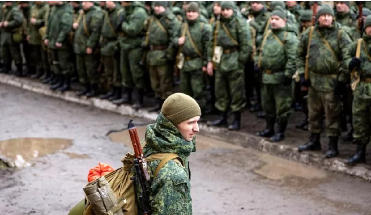 Trên thực tế, không chỉ Ukraine đang tìm mọi cách để tăng cường sức mạnh quân sự, mà Nga cũng đang mở rộng hơn nữa nguồn lực quân sự của mình. Tổng thống Nga ngày 1/4 ký sắc lệnh tổng thống, tuyên bố chính thức khởi động đợt tuyển quân mùa xuân, với số lượng 150.000 binh sĩ. Theo luật mới có hiệu lực từ ngày 1/1/2024, giới hạn độ tuổi nhập ngũ ở Nga đã được nâng từ 27 lên 30 tuổi.