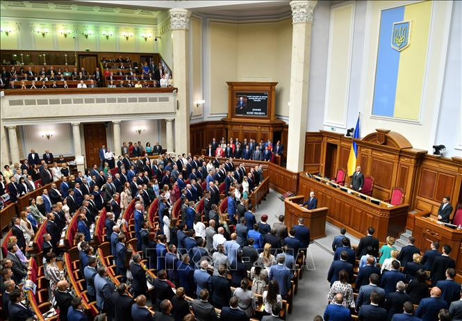 Trước đó vào ngày 30/5/2023, Verkhovna Rada (Quốc hội) Ukraine đã thông qua sửa đổi Luật nghĩa vụ quân sự, nội dung chính là hạ độ tuổi tối thiểu để công dân Ukraine nhập ngũ từ 27 tuổi xuống 25 tuổi.