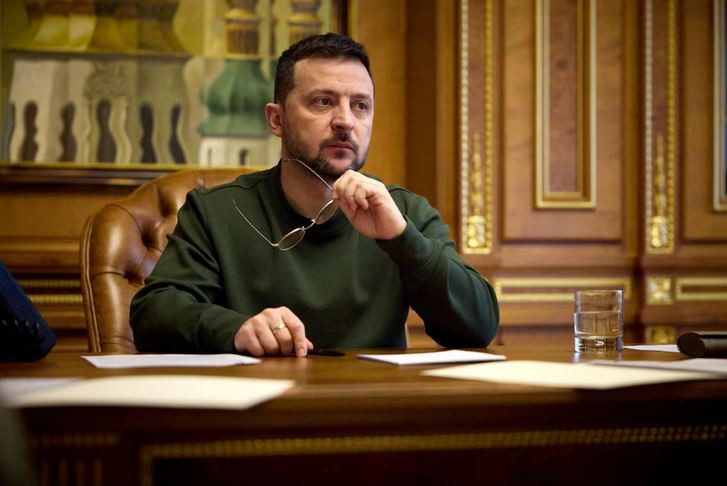 Theo hãng tin Reuters/Anh, ngoài việc hạ thấp độ tuổi nhập ngũ, Tổng thống Zelensky còn ký hai dự luật khác vào ngày 2/4, một dự luật yêu cầu các công dân nam chưa phục vụ trong quân đội do khuyết tật, phải trải qua một cuộc giám định y tế khác, và hai dự luật khác được kỳ vọng sẽ giúp Ukraine tuyển thêm người vào quân đội.