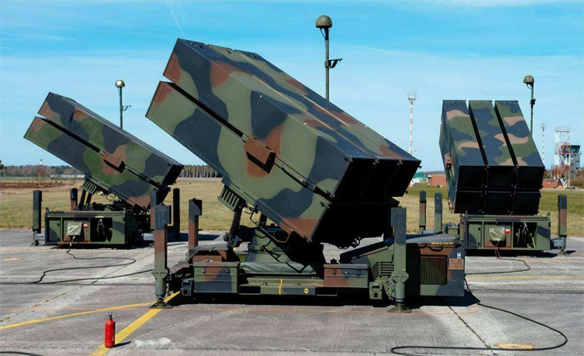 Ngoài ra, Mỹ một lần nữa tuyên bố sẽ cung cấp cho Ukraine 8 hệ thống phòng không NASAMS do Mỹ và Na Uy hợp tác sản xuất, có nhiều điểm tương đồng với hệ thống IRIS-T của Đức. 