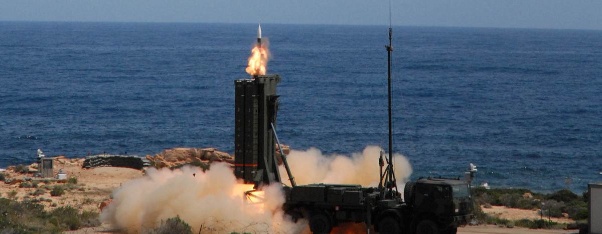 Ngoài ra, Hà Lan cũng tuyên bố sẽ cung cấp cho Ukraine tên lửa phòng không trị giá tổng cộng 15 triệu Euro, nhiều khả năng là loại tên lửa thế hệ cũ Hawk. Trong khi Pháp và Italy cũng có kế hoạch viện trợ cho Ukraine hệ thống phòng không SAMP-T có tầm bắn đến 100km.