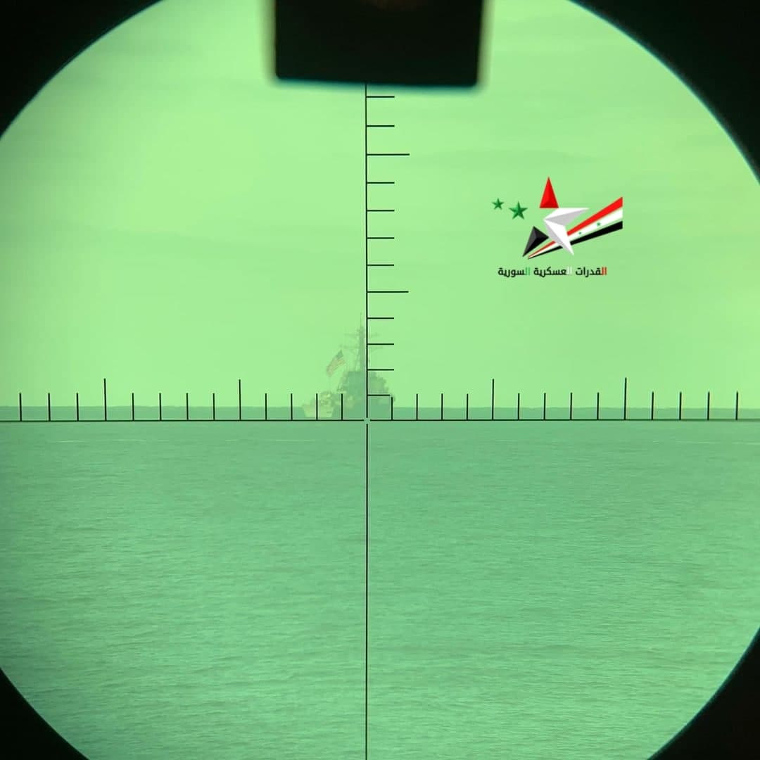 Ngoài máy bay chiến đấu, các tàu chiến Nga cũng tham gia theo dõi hành động của tàu khu trục tên lửa USS Porter. Đặc biệt, một trong những tàu khu trục của Hạm đội Biển Đen Nga, đã “khóa chết” tàu khu trục USS Porter vào kính ngắm pháo trực tiếp; bức ảnh này đã được các thành viên thủy thủ đoàn tàu chiến Nga công bố. Nguồn ảnh: Foxt.