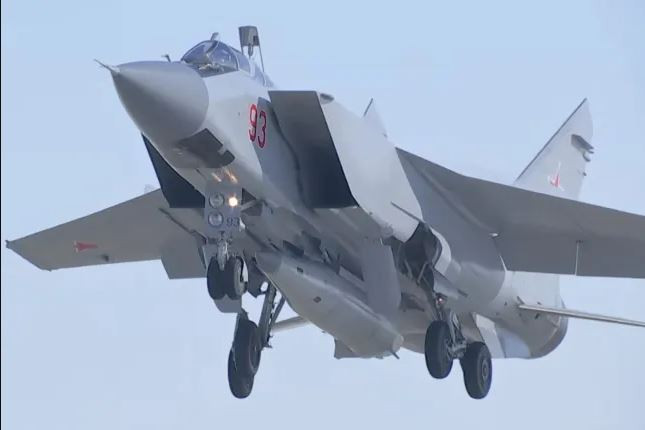 Nhiều chiếc máy bay MiG-31 thời Liên Xô, chỉ bay được một phần nhỏ trong vòng đời của chúng, trước khi được đưa vào niêm cất sau khi Chiến tranh Lạnh kết thúc, do sự cắt giảm mạnh mẽ của Lực lượng Không quân Nga sau khi Liên Xô tan rã.