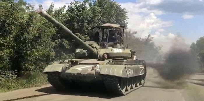 Còn T-62, với tư cách là xe tăng chiến đấu chủ lực thế hệ thứ hai, đã được rút khỏi biên chế chiến đấu từ lâu. Tuy nhiên, tổn thất xe tăng của Nga và Ukraine đã vượt quá khả năng bổ sung. Do đó, xe tăng chiến đấu chủ lực thế hệ thứ ba đang hoạt động và tồn kho, không còn đáp ứng được nhu cầu.