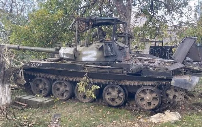 Trong số gần 200 xe tăng T-62 của Quân đội Nga bị thiệt hại, phần lớn là xe tăng T-62M và T-62MV cải tiến; các mẫu tăng T-62 này, về cơ bản đã được nâng cấp để bổ sung thêm lưới bảo vệ, chống lại tên lửa và UAV tự sát. Tuy nhiên, pháo nòng trơn 115mm của xe tăng về cơ bản không có gì thay đổi.