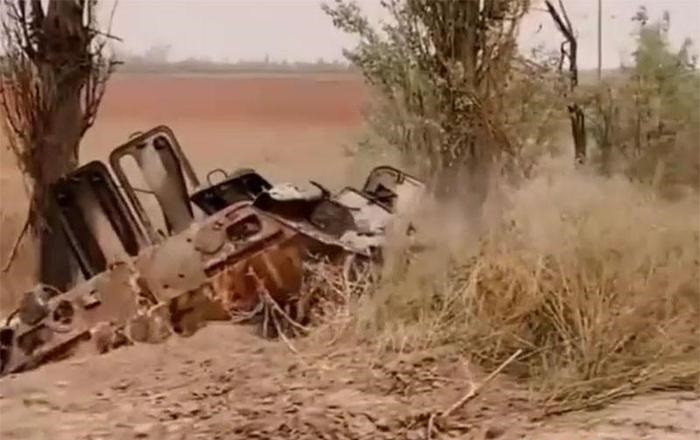 Theo tác giả đoạn video, chiếc xe tăng T-62M này của Nga, đã ẩn nấp trong khu rừng gần đường cao tốc, phục kích đoàn xe bọc thép Ukraine đi ngang qua trên đường cao tốc và tiêu diệt toàn bộ. Trong đoạn phim, có thể xác định được xe bọc thép bánh lốp BTR-70 bị phá hủy, một số chiếc đã bị đốt cháy hoàn toàn và có thể nhìn thấy những vết đạn khủng khiếp ở hai bên hông, tất cả đều do pháo nòng trơn 115 mm của xe tăng T-62 gây ra.