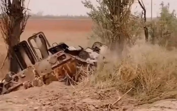 Theo tác giả đoạn video, chiếc xe tăng T-62M này của Nga, đã ẩn nấp trong khu rừng gần đường cao tốc, phục kích đoàn xe bọc thép Ukraine đi ngang qua trên đường cao tốc và tiêu diệt toàn bộ. Trong đoạn phim, có thể xác định được xe bọc thép bánh lốp BTR-70 bị phá hủy, một số chiếc đã bị đốt cháy hoàn toàn và có thể nhìn thấy những vết đạn khủng khiếp ở hai bên hông, tất cả đều do pháo nòng trơn 115 mm của xe tăng T-62 gây ra.