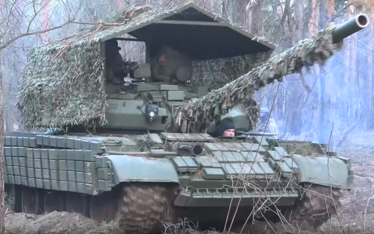 Khách quan đánh giá, xung đột Nga-Ukraine đã thay đổi rất nhiều hướng phát triển của xe tăng. Đối mặt với cuộc tấn công của UAV FPV, thật khó để nói ưu điểm về hiệu suất của xe tăng mới như T-90 so với T-62 cũ là gì. Vì vậy, sự khác biệt về giá trị chiến trường giữa hai bên là không rõ ràng. (Nguồn ảnh: Topwar, Sputnik, X, Wikipedia).