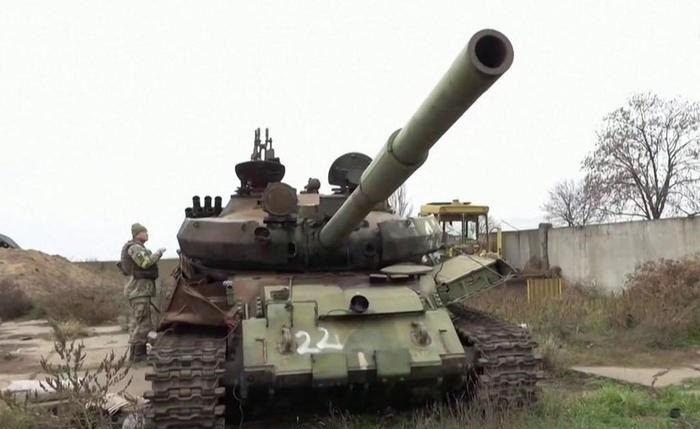 Pháo tăng 115mm của T-62M có khả năng sử dụng tên lửa phóng tên lửa qua nòng và về mặt lý thuyết có thể đe dọa xe tăng chiến đấu chủ lực thế hệ thứ ba. Tuy nhiên, hầu hết xe tăng của Quân đội Ukraine đều lắp giáp phản ứng nổ (ERA), ngay cả những xe tăng mà phương Tây viện trợ như M1A1 và Leopard-2, cũng được Ukraine lắp ERA của Liên Xô. Trong trường hợp này, mối đe dọa từ tên lửa phóng từ súng T-62 có thể không quá lớn.