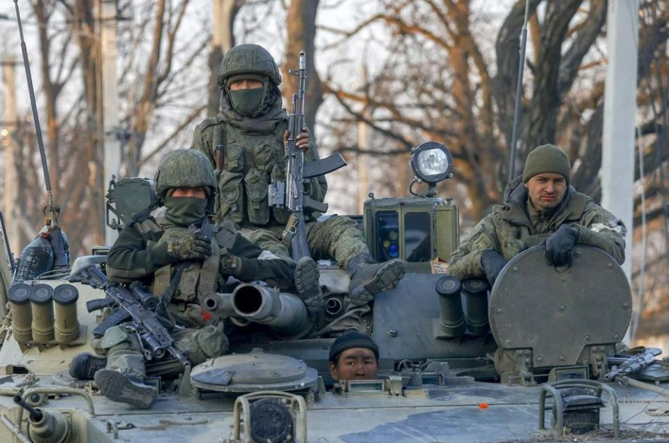 Còn trên chiến trường Ukraine, giờ đây gần một triệu quân Nga đang “hừng hực khí thế chiến đấu”, vậy làm sao có thể dễ dàng ngăn cản được họ? Và điều cốt lõi là Ukraine chắc chắn sẽ không hy sinh lợi ích dân tộc, khi “đổi đất lấy hòa bình”, thì làm sao ông Trump có thể “kết thúc cuộc chiến trong một ngày”? (Nguồn ảnh: CNN, Reuters, Topwar, Sina, TTXVN).