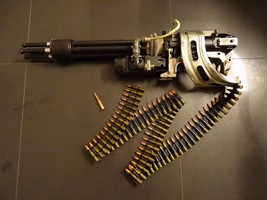 Súng máy GShG-7.62 lấy cảm hứng từ thiết kế súng Gatling, có khối bốn nòng xoay; súng có tốc độ bắn tối đa đáng kinh ngạc là 6.000 viên đạn mỗi phút; tốc độ bắn chiến đấu tới 3.500 phát mỗi phút. Tốc độ bắn ấn tượng này, được cung cấp bởi một bộ truyền động cơ khí chạy bằng động cơ điện.