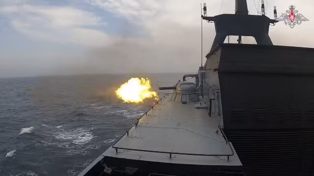 Mới đây, Hải quân Nga đã tổ chức diễn tập, đẩy lùi các cuộc tấn công của tàu mặt nước cảm tử Magura V5 của Ukraine ở Thái Bình Dương. Cuộc tập trận có sự tham gia của hơn 15 tàu chiến và máy bay chiến đấu, trong đó có 3 tàu hộ tống Project 20380 tiên tiến của Hải quân Nga. Trong số đó có tàu Rezky, mới được biên chế cho hạm đội vào tháng 9/2023. 