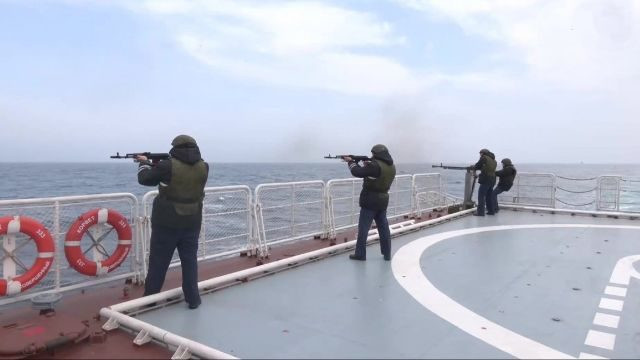 Các nhà quan sát không hiểu tại sao, việc bảo vệ một con tàu có giá trị cao như vậy, nhưng thủy thủ tàu Nga chỉ dựa vào súng trường tấn công Kalashnikov và súng máy đơn nòng, trong khi tàu của họ được trang bị hệ thống pháo bắn nhanh nòng xoay hiện đại như AK-630? (Nguồn ảnh: Bulgarianmilitary, Sputnik, Topwar).