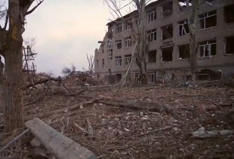 Do Bakhmut được xác định là trận địa then chốt, nên trong thời gian qua, Quân đội Nga đã tập trung lực lượng tấn công Bakhmut bằng bất kể giá nào. Nhưng dù hai bên đã chiến đấu kịch liệt mấy tháng, nhưng cục diện vẫn luôn ở trong thế trận “giằng co”.