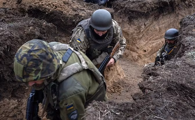 Một chỉ huy tiểu đoàn của Quân đội Ukraine chiến đấu tại Bakhmut nói rằng, các trận địa phòng ngự của đơn vị anh ta đã bị quân Nga chiếm giữ, bởi vì tiểu đoàn gần đó toàn quân được huấn luyện kém. Họ đã tự ý rút khỏi trận địa phòng ngự của họ mà không báo cho đơn vị anh ta. 