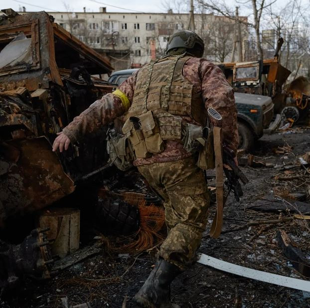 Hiện để ngăn chặn quân Ukraine tự ý bỏ vị trí chiến đấu, chỉ huy của họ đã cho rào chắn, để không cho binh lính trốn thoát khỏi thành phố. Nhưng một cuộc triệt thoái khỏi thành phố đã được tổ chức từ mấy ngày qua; hiện tại theo ước tính, trong thành phố vẫn còn khoảng 10.000 quân Ukraine vẫn đang chiến đấu quyết liệt với lính đánh thuê Wagner. 