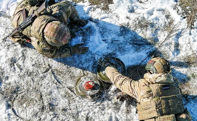 Đầu tiên, lính công binh Nga đã bí mật đột nhập vào cống thoát nước bị bỏ hoang này và sửa chữa phần cống bị sập. Sau đó, 150 lính đặc nhiệm Nga đã bò thẳng 2 km vào cống thoát nước bị bỏ hoang này, bí mật vượt qua trận địa phòng ngự vững chắc của quân Ukraine trên mặt đất.