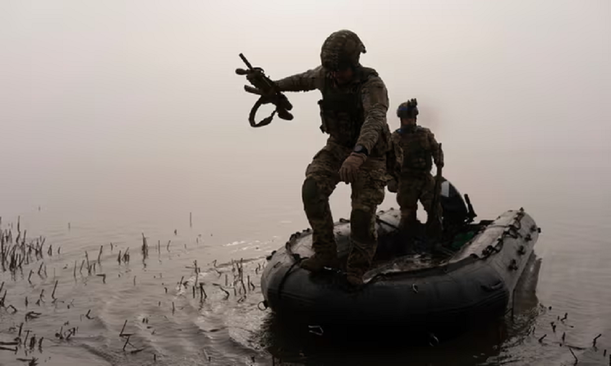 Trang web của đài Tiếng nói Hoa Kỳ cũng đưa tin hôm 18/11 rằng, Thủy quân lục chiến Ukraine ngày 17/11 tuyên bố, lực lượng của họ không chỉ chọc thủng tuyến phòng thủ của Nga trên sông Dnieper ở phía nam khu vực Kherson, mà còn đột nhập vào bờ đông sông Dnieper; thiết lập nhiều đầu cầu trên bờ phía đông.