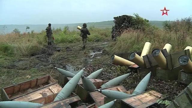 Uniform cho biết: “Hiện quân Nga đang tập trung tấn công vào Avdiivka và chống lại cuộc tấn công của Ukraine ở Bakhmut và những nơi khác, ngoài ra họ cần giữ lại một số quân dự bị ở tả ngạn sông Dnieper, quân đội Ukraine đã tạo được chỗ đứng đã mở cuộc phản công quy mô lớn, các cuộc không kích và pháo kích của Nga đã vấp phải sự phản công của quân đội Ukraine; 