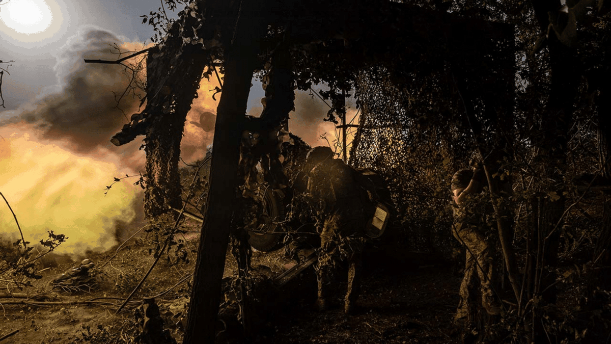 Quân đội Ukraine cũng cho biết, họ đã gây “thiệt hại nặng nề” cho quân đội Nga trong cuộc giao tranh ác liệt, khiến gần 3.500 người thương vong, phá hủy hàng chục kho đạn của Nga cũng như hàng chục xe tăng, xe bọc thép cùng các loại vũ khí, trang bị khác. 