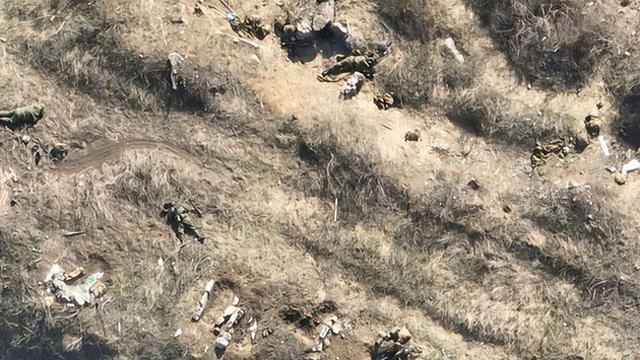 Thay vào đó, các quan chức quân sự hàng đầu của Nga ở vùng Kherson đang che đậy việc họ ra lệnh sử dụng Lữ đoàn 35 để kiềm chế quân đội Ukraine. Nhưng một sự thật đó là, chỉ huy Tập đoàn quân "Dnipro" đã ra lệnh cho Lữ đoàn 35 tấn công khu vực Klopstan. 