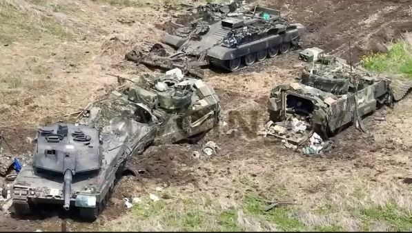 Điều đáng chú ý là để chiếm được một số vị trí ở mặt trận phía Nam, khi xe thiết giáp bị tổn thất nặng nề và thiếu xe tăng hạng nặng yểm trợ, Ukraine đã phải áp dụng chiến lược tấn công bằng làn sóng bộ binh mạo hiểm. Chiến thuật này đã làm tăng đáng kể tỷ lệ thương vong của binh lính.