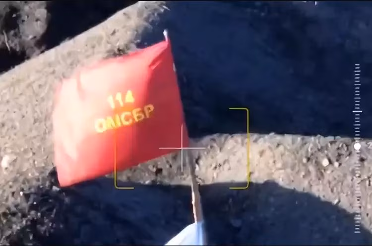 Sau khi chiến trường đã được “làm mềm”, quân Nga sử dụng một nhóm tấn công có quy mô tương đương một tiểu đoàn thiết giáp, gồm hàng chục xe tăng và xe bọc thép, tiến lên nhanh chóng. Đối mặt với lực lượng mạnh và bất ngờ như vậy, Ukraine nhanh chóng đánh mất vị trí chiến lược phía bắc Avadivka là núi xỉ thải (quân đội Ukraine gọi là điểm cao 260).