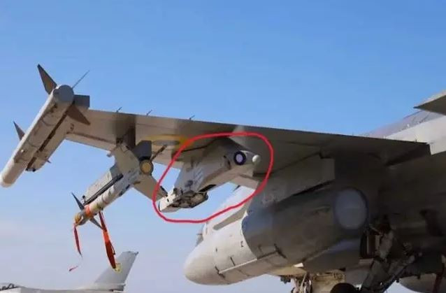 Những hình ảnh ban đầu về F-16 của Ukraine và nhiều loại tên lửa được trang bị trên máy bay cho thấy, Không quân Ukraine sẽ sử dụng chúng trong vai trò phòng không, chứ không phải tấn công mục tiêu mặt đất, hay chế áp lực lượng phòng không đối phương (SEAD).