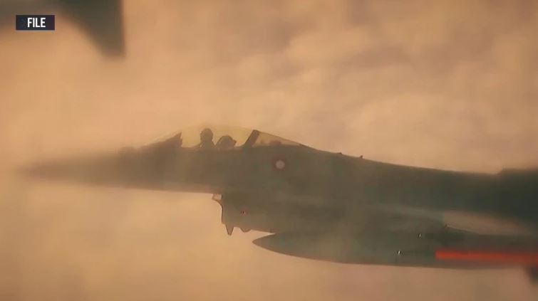 Tổng tư lệnh Quân đội Ukraine, Tướng Syrsky từng nói rằng, ông không muốn những tiêm kích F-16 của ông bay quá gần tiền tuyến, nơi chúng có thể bị tiêu diệt bởi các hệ thống phòng không rất mạnh của Nga. Theo Syrsky, F-16 có thể giúp tăng cường năng lực phòng không của Ukraine, nhất là đánh chặn tên lửa hành trình và UAV tự sát tầm xa của Nga. (Nguồn ảnh: BI, Ukrinform, Wikipedia).