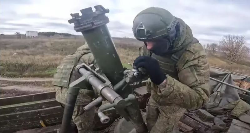 Ông Rogov cho biết, Quân đội Nga đang tích cực mở các cuộc tấn công nhằm chiếm làng Rabotino, hiện họ đã giành quyền kiểm soát trung tâm ngôi làng, nhờ có lợi thế của hỏa lực pháo binh và không quân chiến thuật.