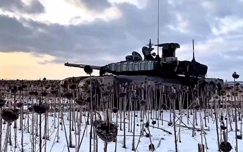 Và giờ đây, sau khi chiếm được trung tâm làng Rabotino, quân Nga bắt đầu củng cố ở các vị trí mới và chuẩn bị cho các hoạt động chiến đấu tiếp theo. Hiện có nhiều video xuất hiện trên Internet, ghi lại các trận đánh của quân Nga, tấn công vào các vị trí kiên cố của Ukraine ở Rabotino. 