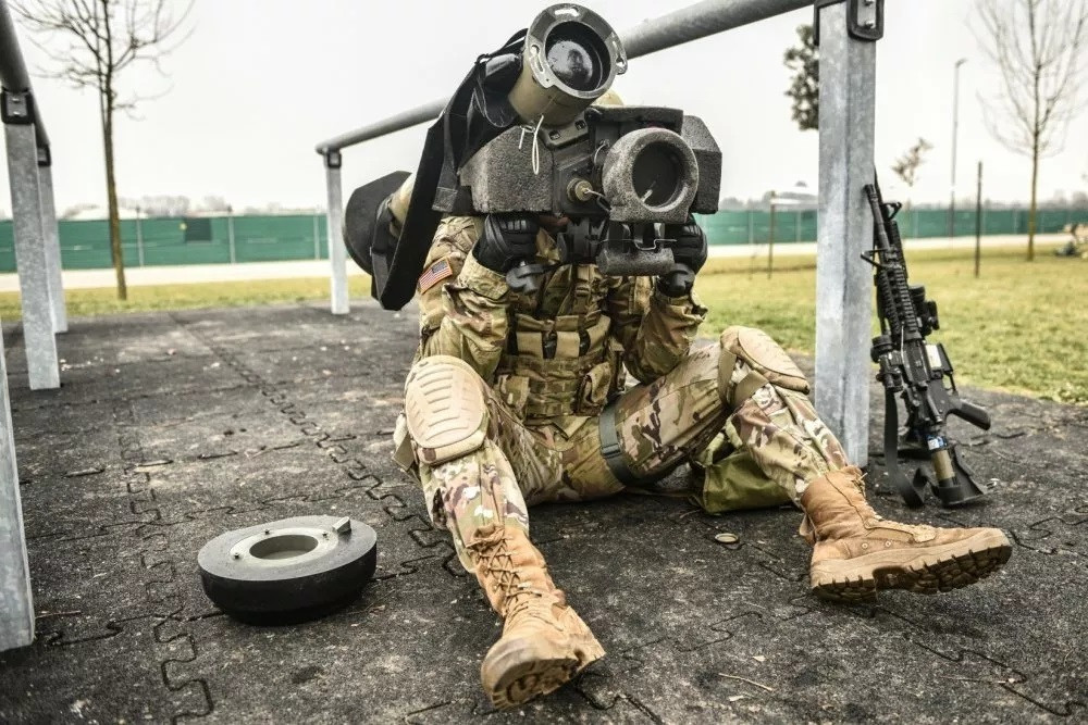 Tất cả kịch bản đã được dựng lên, đèn được bật lên, khán giả đã có mặt, thậm chí cả “cây gậy” trừng phạt cũng được “giơ cao”, chỉ chờ vở kịch lớn bắt đầu. Tuy nhiên, nhân vật chính đã “di chuyển chậm”.