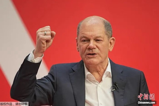 Không ai sẵn sàng dám bắn “phát súng đầu tiên”, hoặc dám bắn nó. Dù là Nga hay châu Âu, con đường ưu tiên vẫn là giải pháp ngoại giao. Tổng thống Putin nói thêm: “Chúng tôi sẵn sàng tiếp tục làm việc cùng nhau và tiếp tục đàm phán”. (Ảnh: Thủ tướng Đức Scholz).