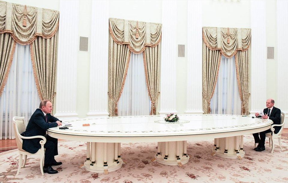 BBC đưa tin, các quan chức châu Âu như Đức, Pháp và Anh đã thực hiện các chuyến ngoại giao con thoi dày đặc ở Moscow, Kiev, Paris, Berlin, Warsaw và những nơi khác trong thời gian gần đây, các chuyến thăm và điện thoại xuyên Đại Tây Dương cũng tiếp tục diễn ra. 